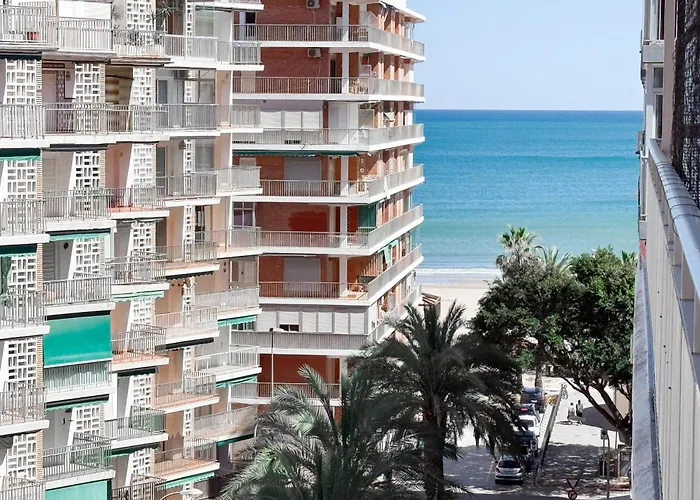 NUEVO, a 50 metros de la playa y con vistas al mar